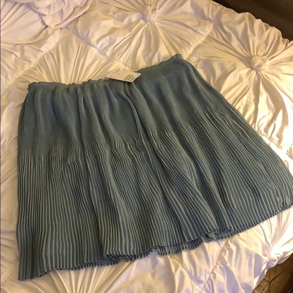 H&M grey crinkled short skirt
